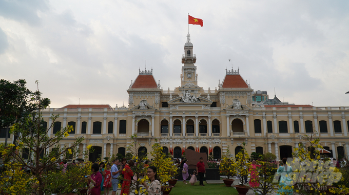 Đến 17h, lượng người đổ về Phố đị bộ Nguyễn Huệ ngày càng đông.