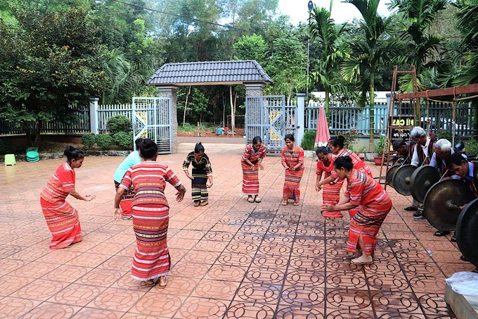 Múa, hát cùng cồng chiêng là nét văn hoá truyền thống lâu đời, không thể thiếu trong đời sống tinh thần của bào S'tiêng.