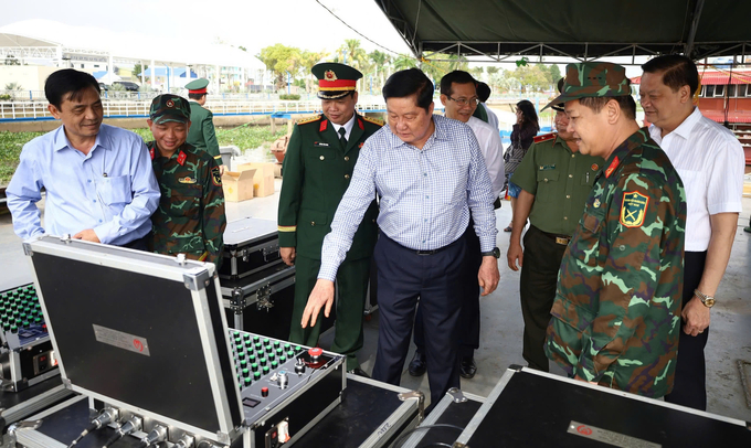 Ông Phạm Văn Hiểu – Phó Bí thư thường trực Thành ủy Cần Thơ, Chủ tịch Hội đồng nhân dân thành phố kiểm tra các công đoạn cuối cùng nơi lắp đặt 'trận địa' bắn pháo hoa tại khu vực Quảng trường 586 (quận Cái Răng). Ảnh: MT.