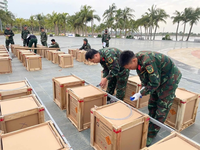 Công tác chuẩn bị bắn pháo hoa cho đêm giao thừa tại Đồ Sơn. Ảnh: CTV.