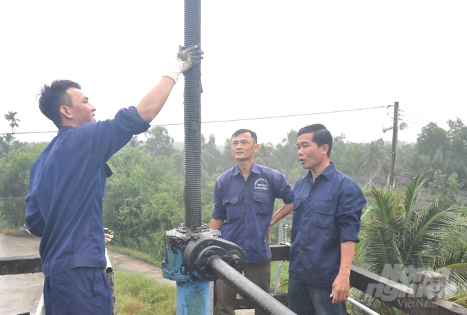 Tổ quản lý công trình thủy lợi Tổ 1 Long Mỹ thuộc hệ thống Đê bao Vị Thanh - Long Mỹ kiểm tra, bảo trì hệ thống đóng mở cửa van cống, để sẵn sàng vận hành ngăn mặn, trữ nước ngọt khi có yêu cầu. Ảnh: Trung Chánh.