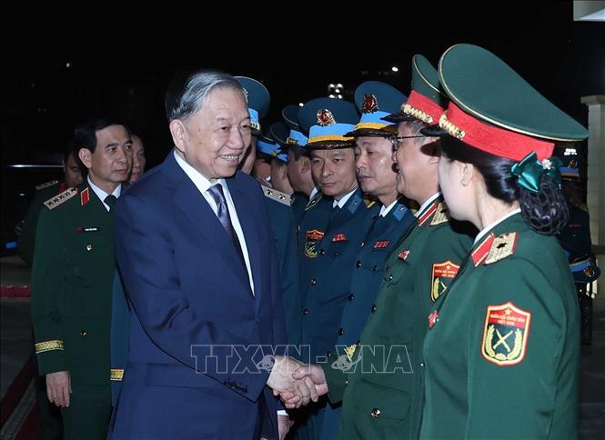 Tổng Bí thư Tô Lâm trò chuyện, thăm hỏi cán bộ, chiến sĩ Quân chủng Phòng không - Không quân - Ảnh: TTXVN.