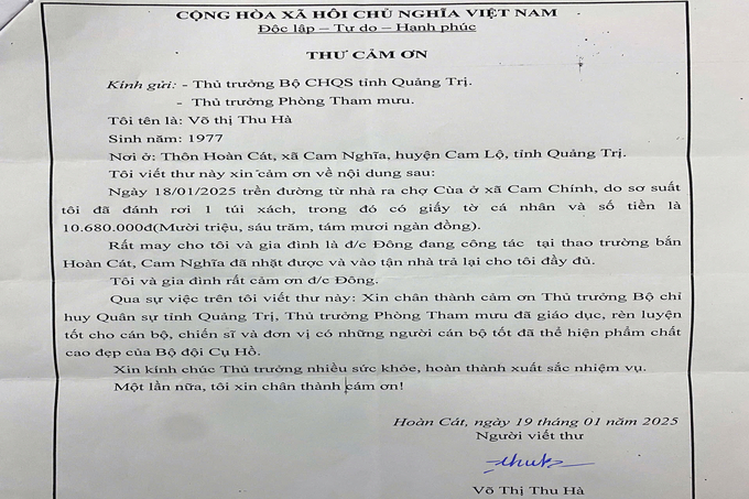 Cảm động vì hành động đẹp, nhặt được của rơi, tìm người trả lại của đại úy Lê Anh Đông, chị Võ Thị Thu Hà đã viết thư cảm ơn. Ảnh: Bộ CHQS tỉnh Quảng Trị.