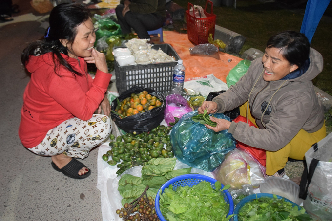 Ngoài mua bán, người mua kẻ bán lộc xuân ở chợ Gò còn trao nhau những nụ cười đầu xuân. Ảnh: V.Đ.T.