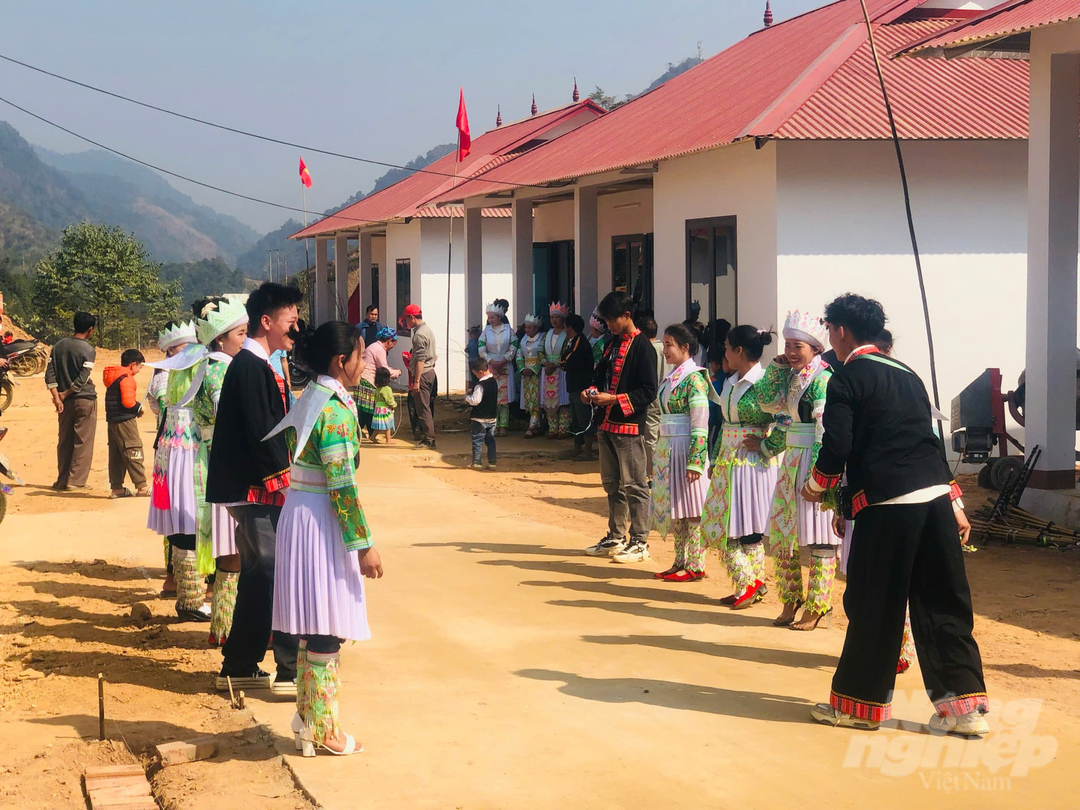 Một trò chơi không thể thiếu đối với người Mông trong những ngày lễ hội là tung còn, trò chơi mang lại nhiều tiếng cưới, kết nối trái tim các bạn trẻ.