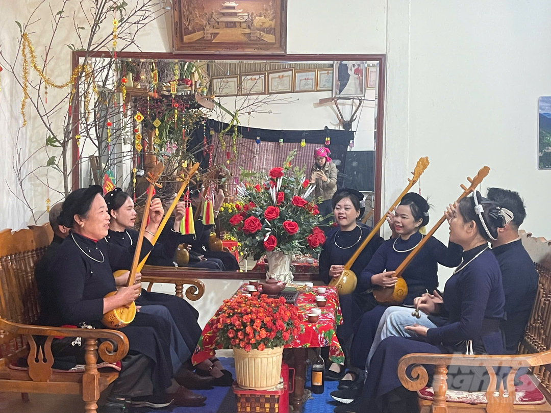 Những ngày Tết, nổi bật trong văn hóa người Tày là hát then đàn tính, điệu then tiếng tính đã gắn bó bao đời với đồng bào vào những dịp lễ, Tết ở huyện Ba Bể.