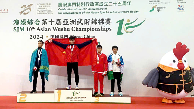 Võ sĩ Hứa Văn Đoàn trong giây phút đăng quang tại Giải wushu vô địch châu Á 2024. Ảnh: Phan Quốc.