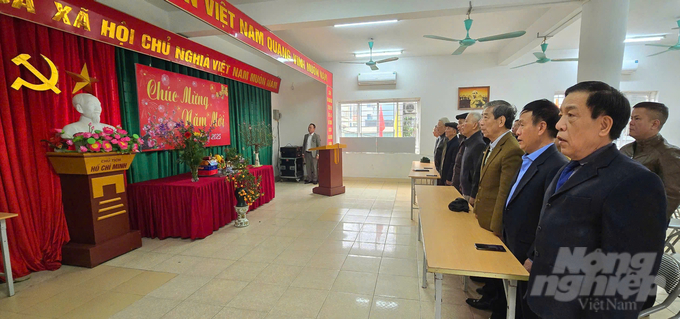 Dưới cờ đỏ sao vàng, trước chân dung uy nghiêm của Chủ tịch Hồ Chí Minh, các đồng chí lãnh đạo cùng cán bộ, đảng viên và nhân dân trong Tổ khu phố 27 đồng thanh hát vang bài Quốc ca. Ảnh: Minh Sáng.