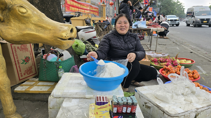 Những quầy bán muối, bật lửa đầu năm tượng trưng cho sự mặn mà, ấm áp, đỏ lửa quanh năm...