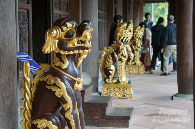 Nhiều linh vật bên ngoài cửa Chính điện Lam Kinh được dát vàng khá công phu, tỉ mỉ. 