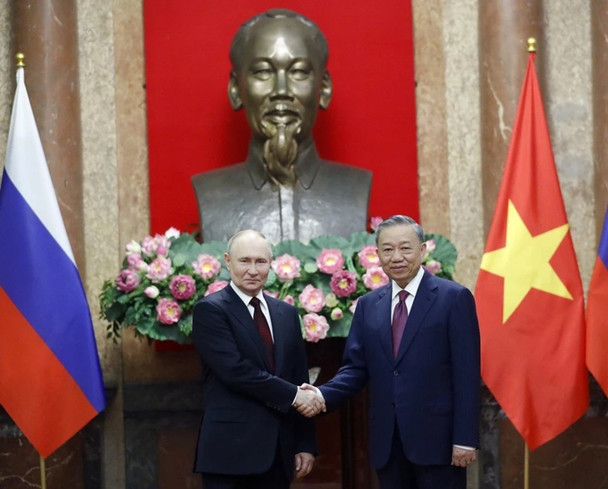 Tổng Bí thư Tô Lâm và Tổng thống Liên bang Nga Vladimir Putin chụp ảnh chung. Ảnh: TTXVN. 