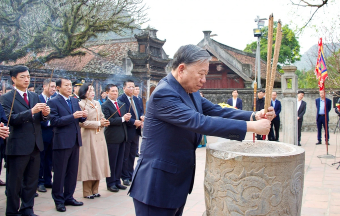 Sáng 31/1, Tổng Bí thư Tô Lâm cùng lãnh đạo Đảng, Nhà nước dâng hương tại Khu di tích Quốc gia đặc biệt Cố đô Hoa Lư. 