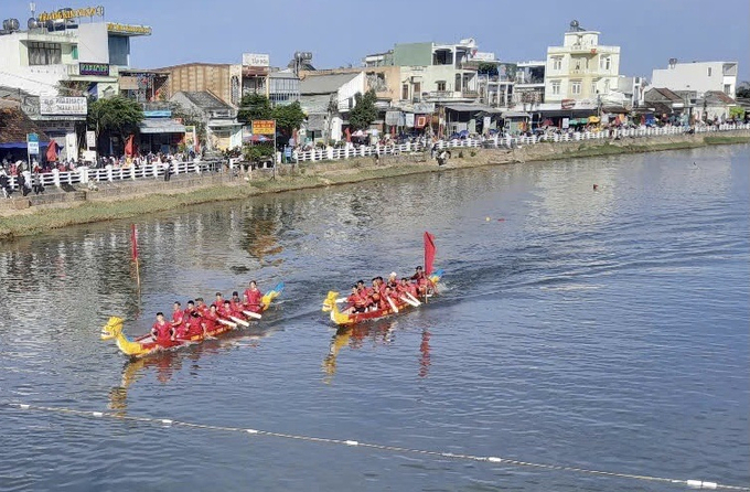 Các đội đua thuyền rồng tập thể nam đang so kè nhau từng mét một trên đường đua. Ảnh: V.Đ.T.