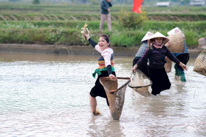 Nhiều khách du lịch rất hào hứng với các hoạt động trải nghiệm gần gũi với thiên nhiên. Ảnh: Thanh Tiến.