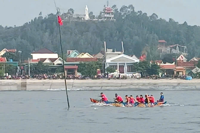 Các tay đua tranh tài trong giải đua thuyền truyền thống đầu xuân tại xã Thuận Long. Ảnh: Hữu Tình.