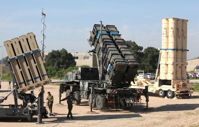 Hệ thống phòng không Vòm Sắt của Israel (trái), MIM-104 Patriot (giữa) và hệ thống tên lửa chống đạn đạo Arrow 3 (phải) trong cuộc tập trận Juniper Cobra giữa Mỹ - Israel tại Căn cứ Không quân Hatzor ở miền trung Israel, hồi tháng 2/2016. Ảnh: Getty.