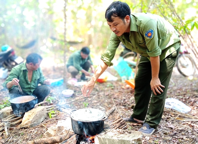 Chuẩn bị bữa trưa giữa rừng ngày mùng 2 Tết Ất Tỵ 2025. Ảnh: ĐL. 