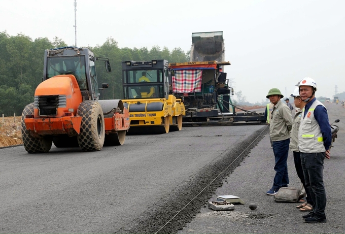 Cán bộ kỹ thuật luôn bám sát hiện trường để đảm bảo tiến độ và chất lượng công trình. Ảnh: T. Đức.