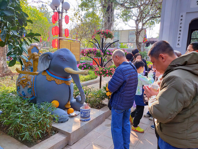 Mọi người cùng bày tỏ lòng biết ơn và mong cầu những ước nguyện trong năm mới. Ảnh: Phạm Hiếu.