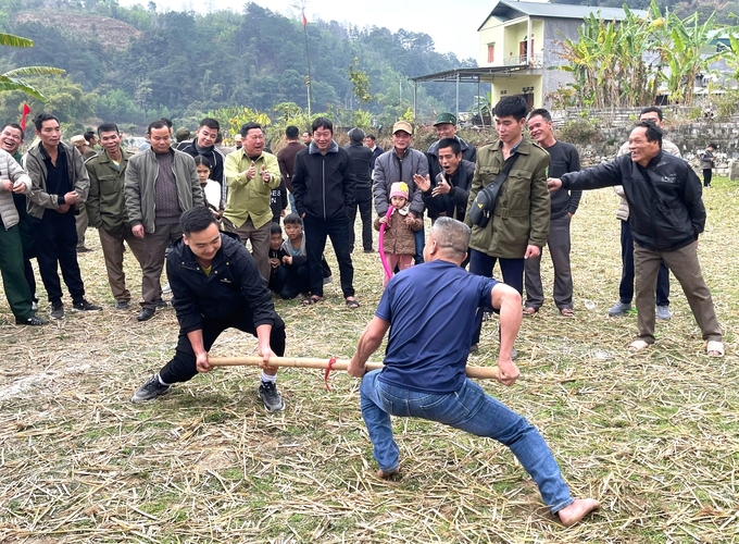 Lễ hội Lồng Tồng là dịp để mọi người gặp gỡ, thắt chặt tình cảm và cùng cầu mong một năm mới bình an. Ảnh: Quỳnh Anh.