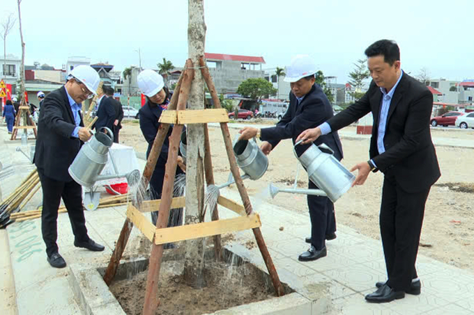 Hưởng ứng ngày Tết trồng cây tại phường Đồng Hòa, quận Kiến An. Ảnh: Minh Hảo.