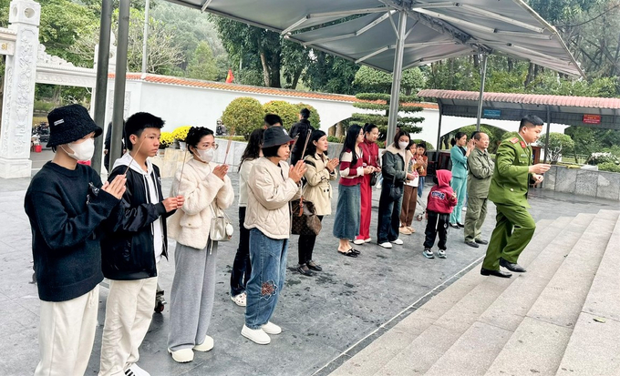 Theo ông Đặng Quốc Vũ, Trưởng Ban Quản lý Khu Di tích Ngã ba Đồng Lộc, từ ngày nghỉ Tết Nguyên đán Ất Tỵ đến nay, Khu di tích đón hơn 10.000 lượt du khách, người dân đến tham quan, dâng hương. Những ngày trước Tết, bình quân có khoảng 1.000 lượt người/ngày, sau Tết có khoảng 2.000 lượt người/ngày.