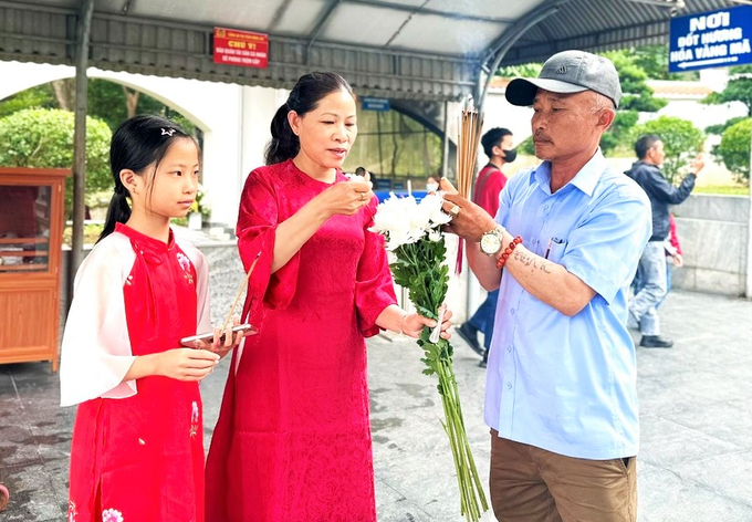 Gia đình chị Võ Thị Thanh Huyền lặn lội từ Lâm Đồng về quê ở Nghệ An ăn Tết rồi tranh thủ đến dâng hương ở Ngã ba Đồng Lộc.