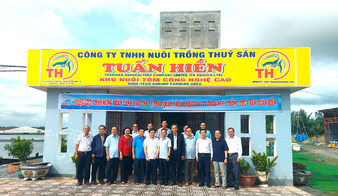 Đoàn công tác của UBND tỉnh Tiền Giang, huyện Tân Phú Đông tham farm nuôi của Công ty. Ảnh: Minh Đảm.