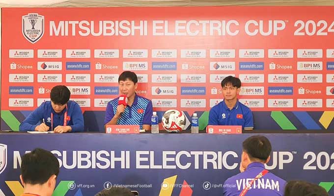 Trợ lý ngôn ngữ Lee Seong Joo (trái) trong một buổi họp báo tại ASEAN Cup 2024.