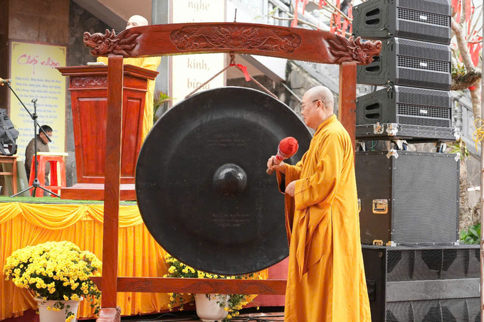 Hòa thượng Thích Thanh Nhiễu đánh chiêng khai hội.