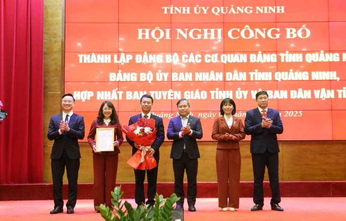 Ông Vũ Đại Thắng, Bí thư Tỉnh ủy, trao quyết định hợp nhất Ban Tuyên giáo Tỉnh ủy và Ban Dân vận Tỉnh ủy thành Ban Tuyên giáo và Dân vận Tỉnh ủy.