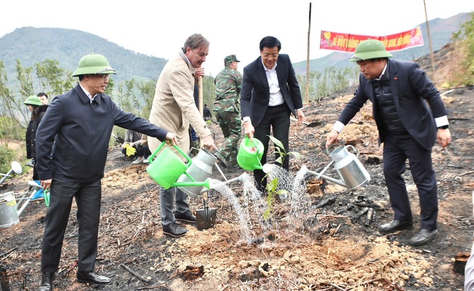 Bí thư Tỉnh ủy Quảng Ninh Vũ Đại Thắng (bên phải) cùng ông Phạm Đức Ấn, Chủ tịch UBND tỉnh Quảng Ninh tham gia lễ phát động trồng cây tại huyện Tiên Yên. Ảnh: Thanh Phương.