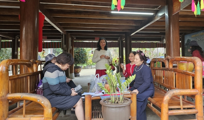 Du khách quây quần trò chuyện tại homestay Triệu Cường, xã Thượng Lâm (huyện Lâm Bình, Tuyên Quang) trong không gian nhà sàn truyền thống ấm cúng, đậm bản sắc văn hóa dân tộc Tày. Ảnh: T.Thành.