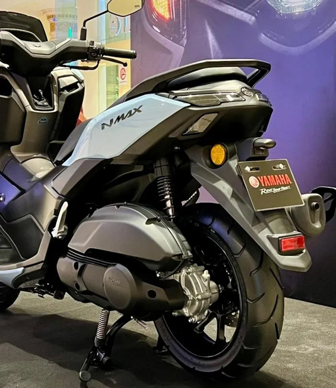 Yamaha Nmax 155 2025 sở hữu chiều cao từ sàn đến yên là 765 mm.