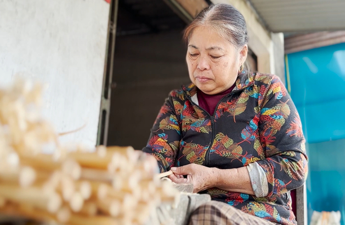 Bà Nguyễn Thị Liên có thâm niên vót đũa cau Nàng Rưng gần 30 năm. Ảnh: Thanh Nga.