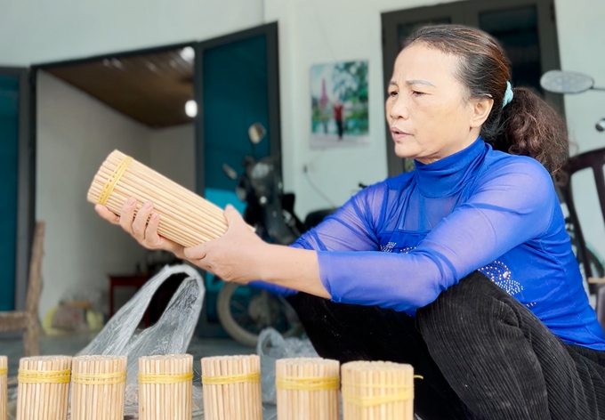 Những bó đũa bóng bẩy được bó lại để giao cho khách hàng. Ảnh: Thanh Nga.