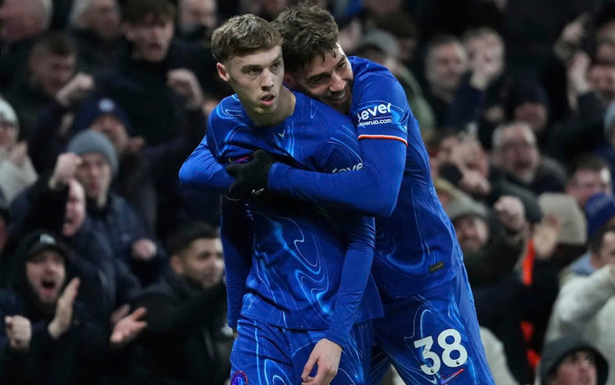 Cole Palmer và Marc Guiu ăn mừng bàn thắng ấn định tỷ số 2-1 cho Chelsea.