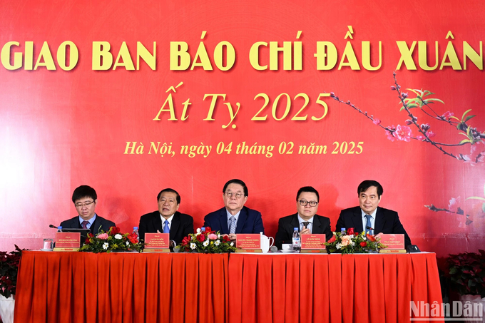 Các lãnh đạo chủ trì Hội nghị giao ban báo chí đầu Xuân Ất Tỵ 2025. Ảnh: NDO. 