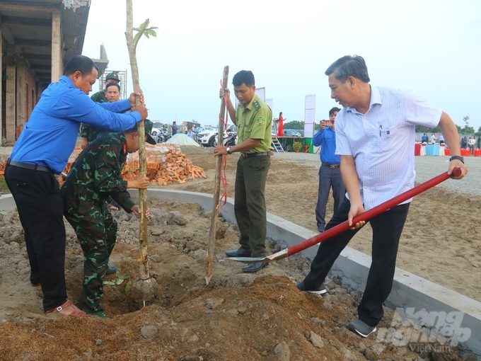 Ông Đồng Văn Thanh (bìa phải), Bí thư Tỉnh ủy, Chủ tịch UBND tỉnh Hậu Giang, tham dự lễ phát động 'Tết trồng cây đời đời nhớ ơn Bác Hồ' năm 2025. Ảnh: Trung Chánh.