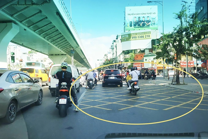 Vạch mắt võng là vạch kẻ đường được sử dụng để báo cho người điều khiển không được dừng phương tiện trong phạm vi phần mặt đường có bố trí vạch để tránh ùn tắc giao thông. Ảnh: Minh họa.