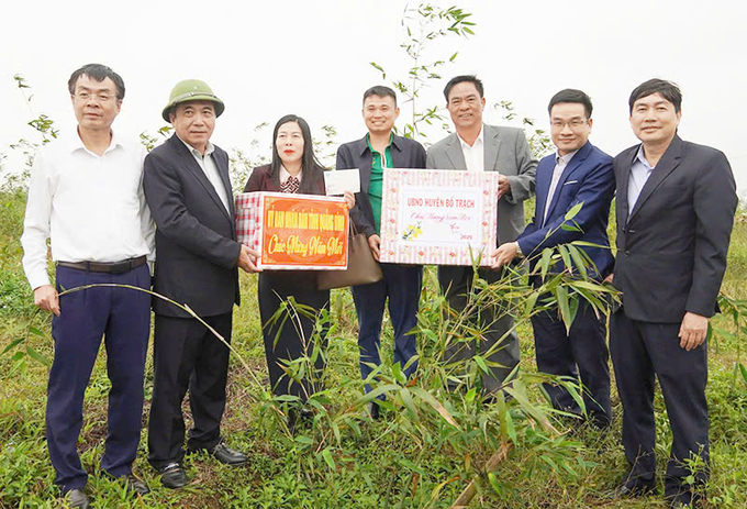 Ông Đoàn Ngọc Lâm, Phó Chủ tịch Thường trực UBND tỉnh Quảng Bình (thứ 2 bên trái sang), tặng quà, động viên chủ đầu tư mô hình trồng tre lục trúc lấy măng tại xã Lý Trạch. Ảnh: H. Chi.