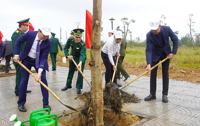 Lãnh đạo tỉnh Quảng Bình tham gia trồng cây xanh tại lễ phát động 'Tết trồng cây đời đời nhớ ơn Bác Hồ'. Ảnh: H.T.