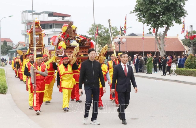 Nghi thức rước kiệu tại Lễ khai hội Xuân Trần Thương 2025, sáng 5/2. Ảnh: Báo Hà Nam.