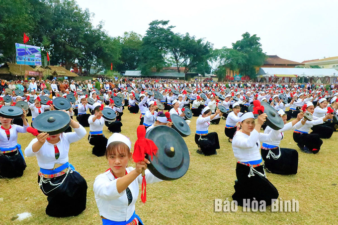 Phụ nữ Mường trong trang phục truyền thống trình diễn trong lễ hội. Ảnh: Báo Hòa Bình.