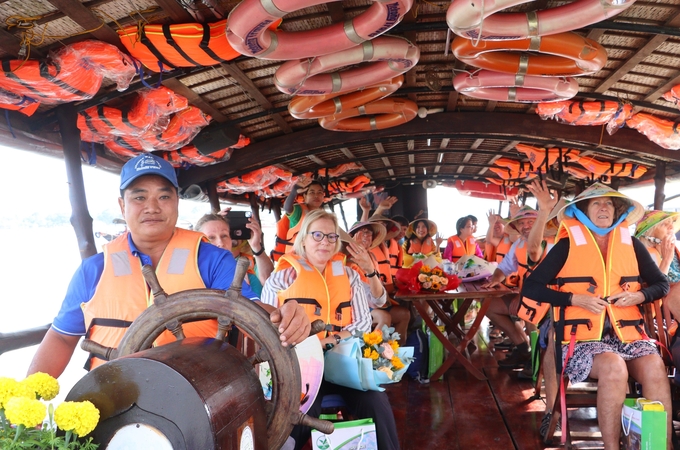 Đoàn khách nước ngoài đến tham quan tại Vĩnh Long ngày mùng 1 Tết. Ảnh: CTV.