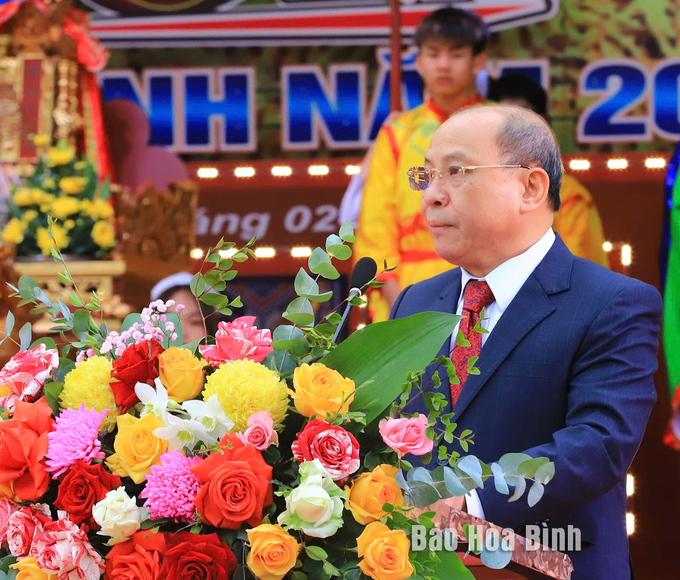 Đồng chí Bùi Đức Hinh, Phó Bí thư Thường trực Tỉnh uỷ, Chủ tịch UBND tỉnh phát biểu khai mạc lễ hội. Ảnh: Báo Hòa Bình.   