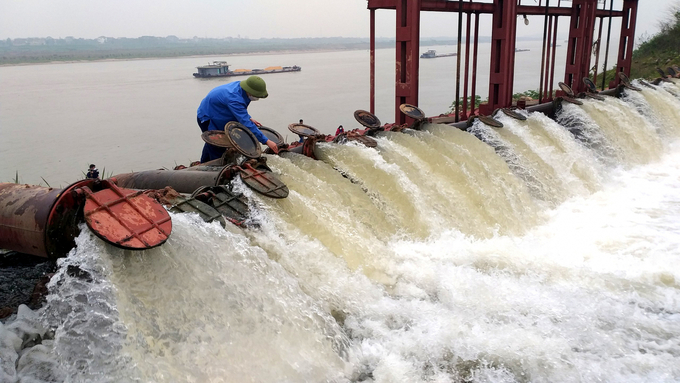 Vận hành tối đa các công trình thủy lợi để hoàn thành cấp đủ nước cho 100% diện tích gieo cấy. Ảnh: Hùng Khang.