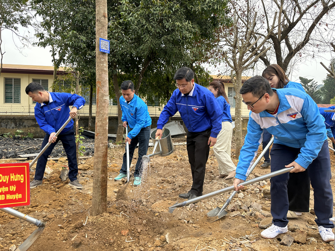 Đoàn viên thanh niên tham gia trồng cây. Ảnh: Quang Linh.