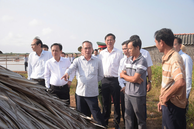 Bí thư Tỉnh ủy Bạc Liêu - Lữ Văn Hùng và Chủ tịch UBND tỉnh Bạc Liêu - Phạm Văn Thiều cùng đoàn kiểm tra tiến độ hạ tầng nghề muối. Ảnh: Trọng Linh.