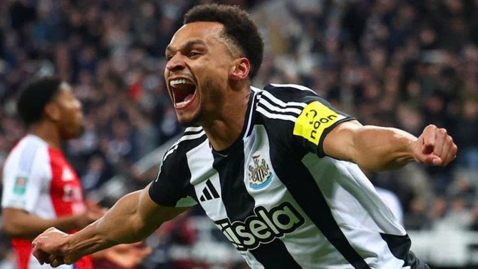 Jacob Murphy ăn mừng bàn mở tỷ số cho Newcastle.